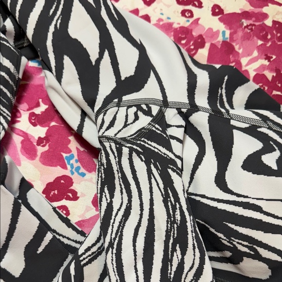 lululemon athletica Black and White Patterned Leggings - Picture 3 of 4